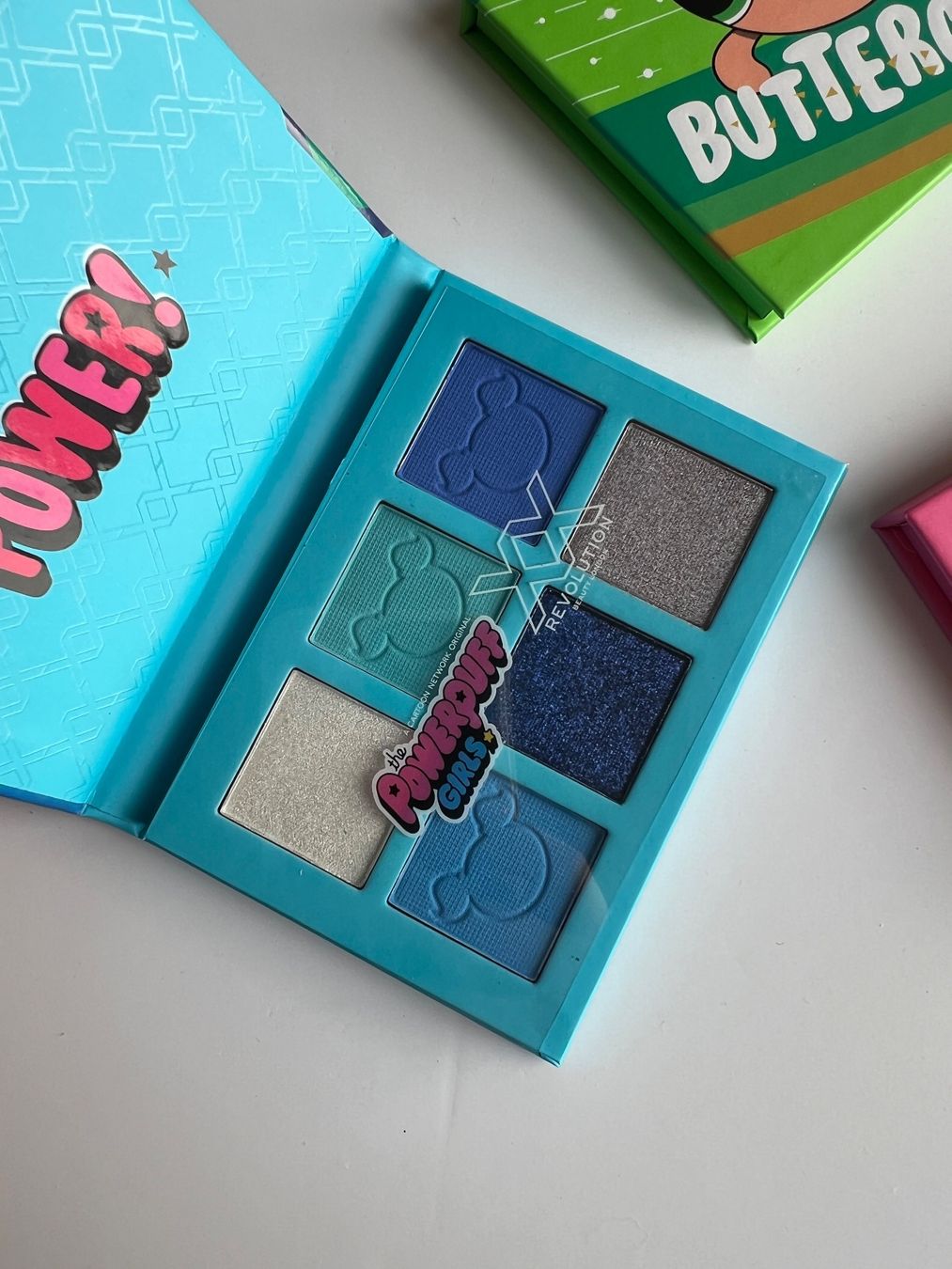 Maquillage: Palettes Super Nanas de Makeup Revolution – Neuf avec emballage d'origine à Neuchâtel par Thesebootsaremadeforwalking 3