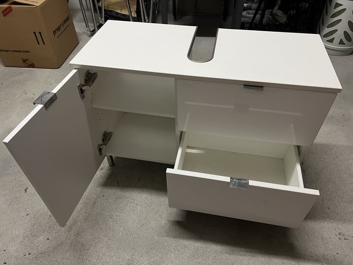 Livique Mobili per bagno: Ikea Waschbeckenunterschrank – Usato da Hindelbank venduto da frundi 3
