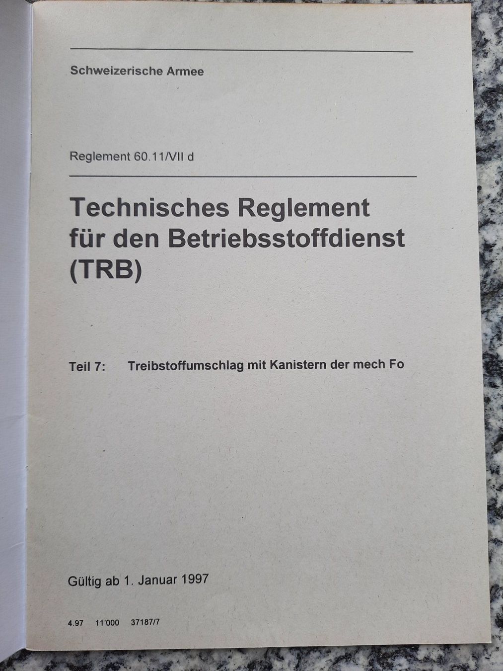 Libri: Treibstoffumschlag mit Kanistern der mech Fo – Usato da Ruswil venduto da Sammlergeist 1