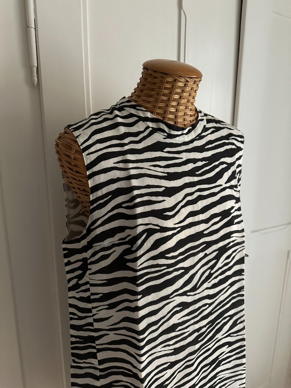 Max Mara Vestiti: MAX MARA - Zebra Etuikleid schwarz-weiss 40 – Usato da Zürich venduto da Diazaio 1