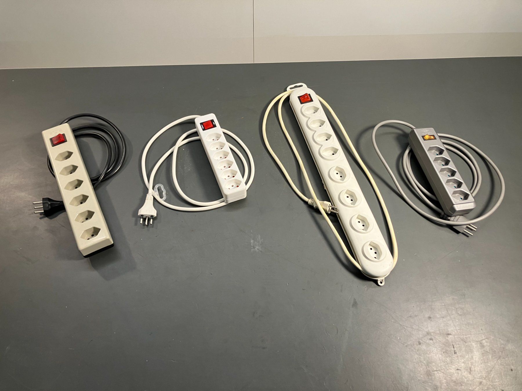 Stromzufuhr: Post. div. Stromsteckleisten mit Schalter ab 1.- – Gebraucht aus Lichtensteig von Buy24International