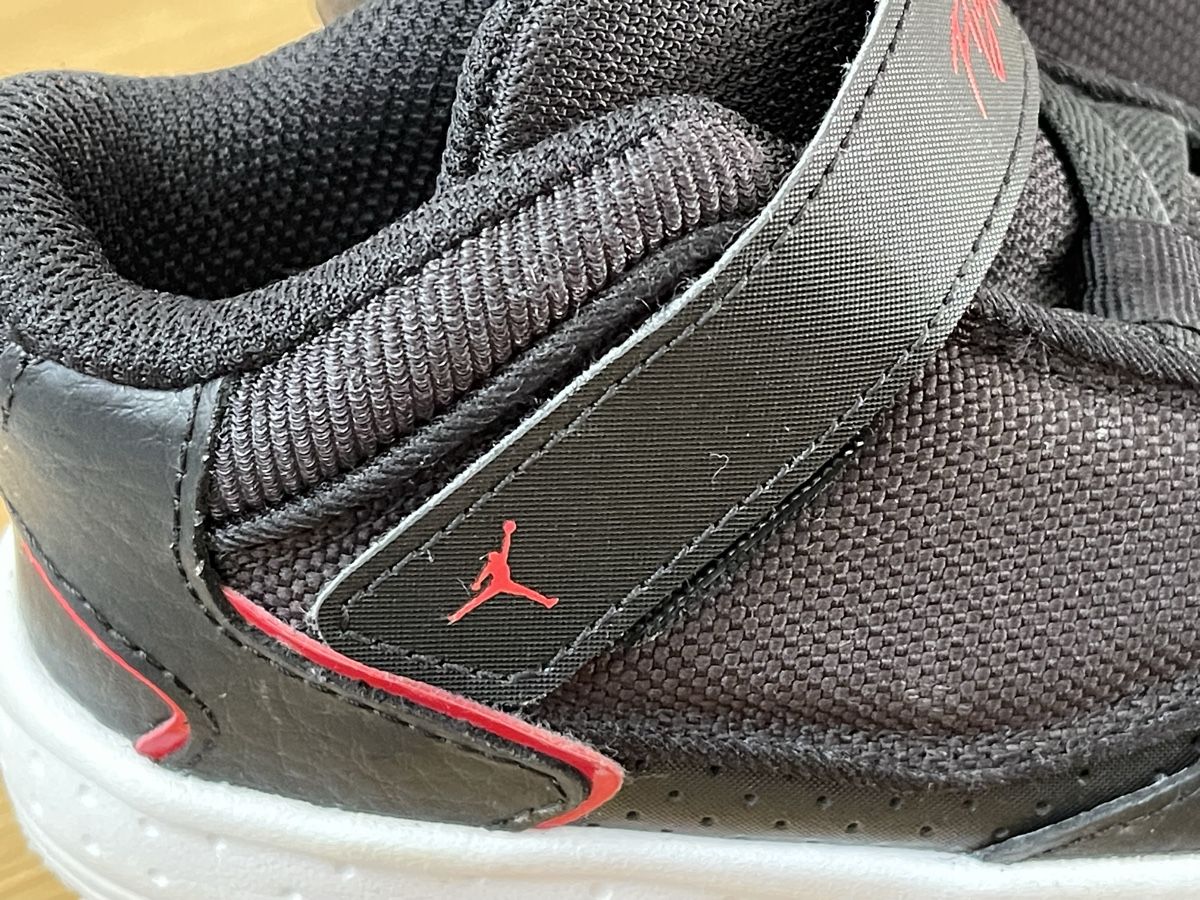 Chaussures garçon: Baskets Nike Jordan noires et rouges – D'occasion à Bussigny par Dali430 2