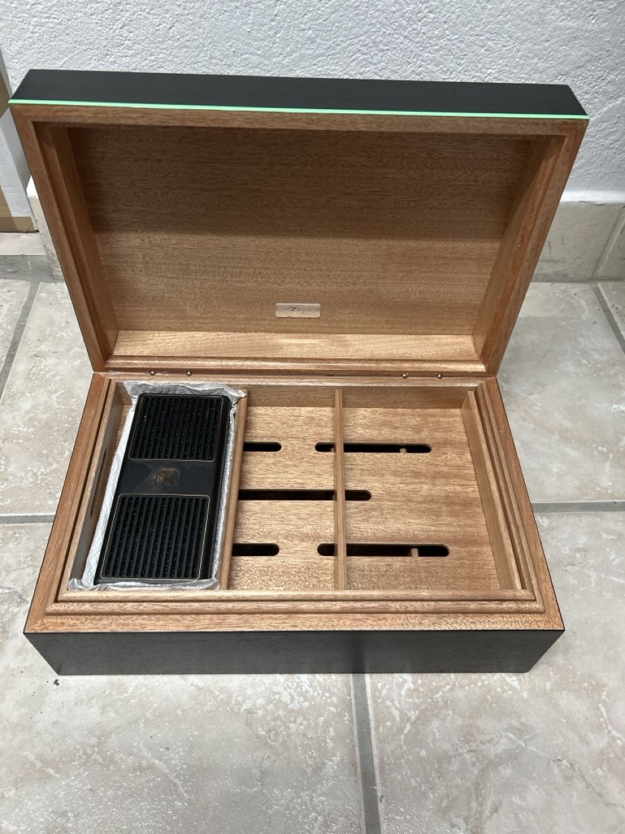 Davidoff Humidor per sigari: Humidor Zino Z80 – Usato da Basel venduto da BAD-1 1