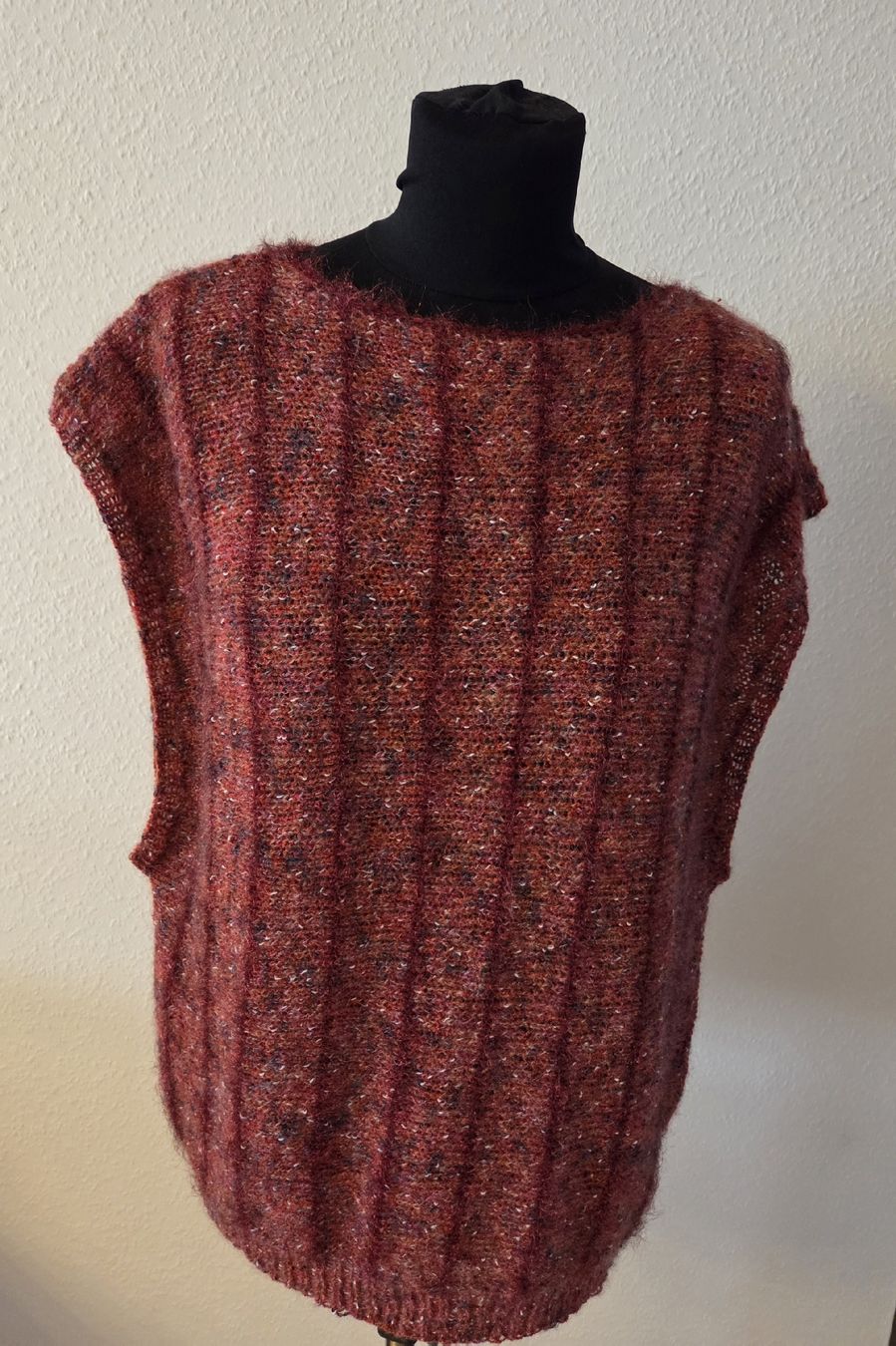 Maglioni & Felpe: Warmer Debardeur, Pullunder, Grösse M/L Handgestrickt, neu – Nuovo e nell'imballaggio originale da Lupfig venduto da olivenbaeumli