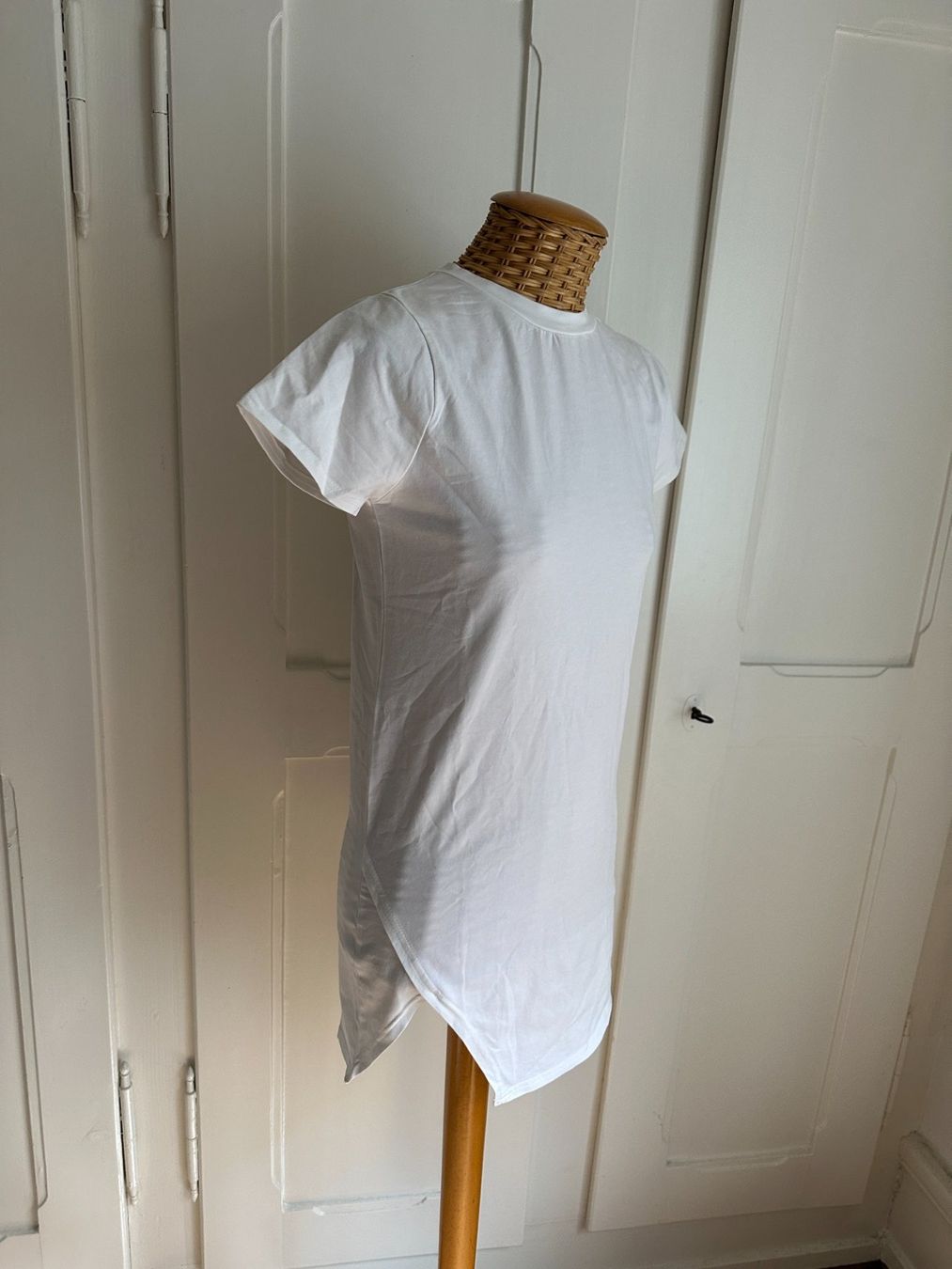 T-shirt: SUPERDOWN - Longshirt weiss XS – Usato da Zürich venduto da Diazaio 1