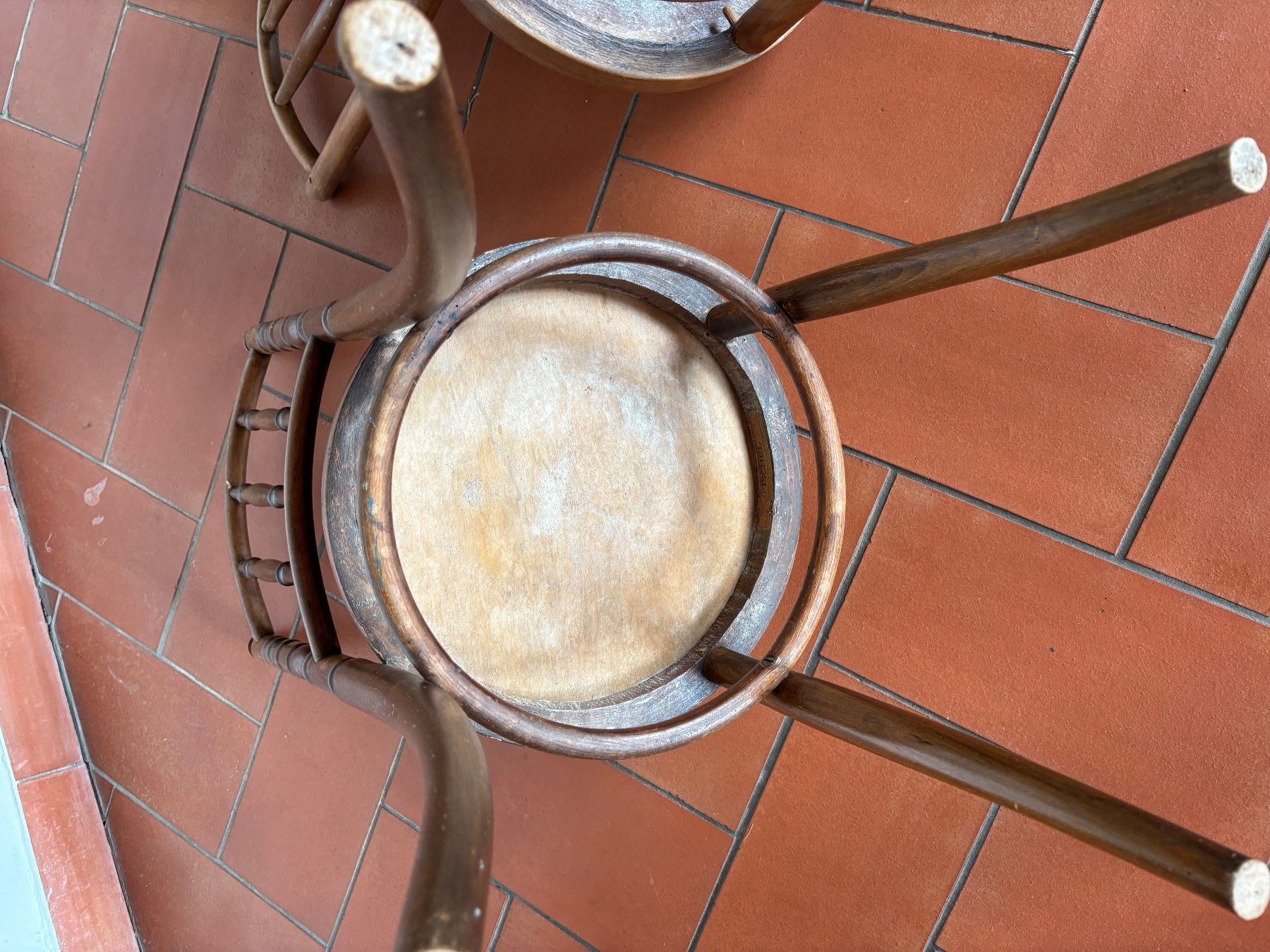 Stühle: Zwei Bistrostühle aus Holz – Gebraucht aus Beromünster von Uelibard 4