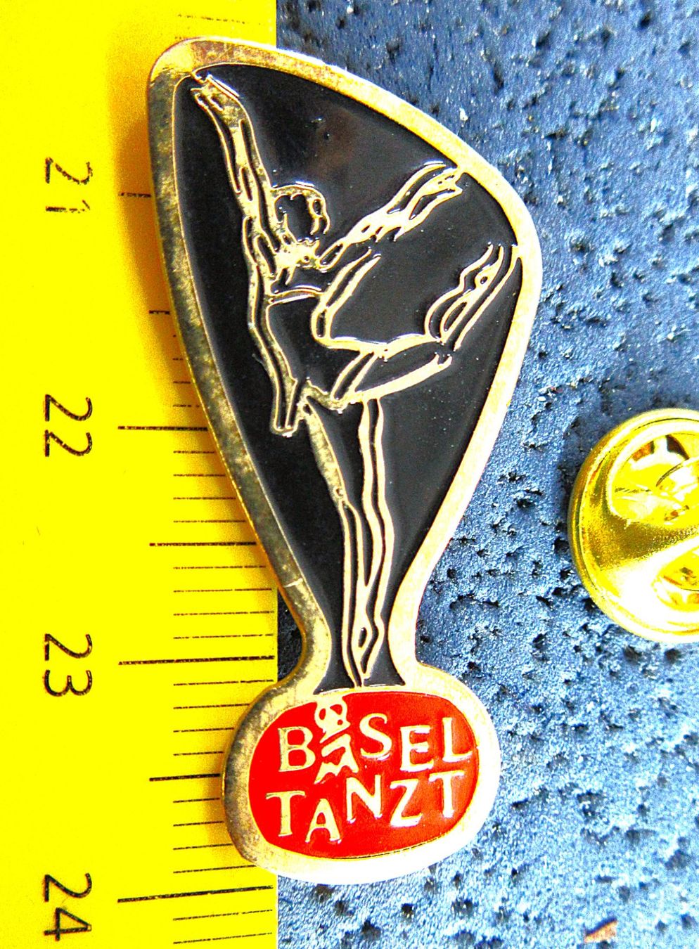 Basler Placchette & Badge: BASEL TANZT PIN – Usato da Ettingen venduto da Hausi4711