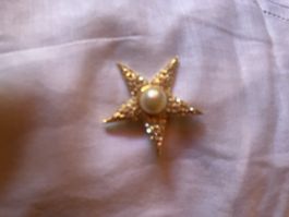 Brosche Stern mit Zirkonia u Perle (faux)