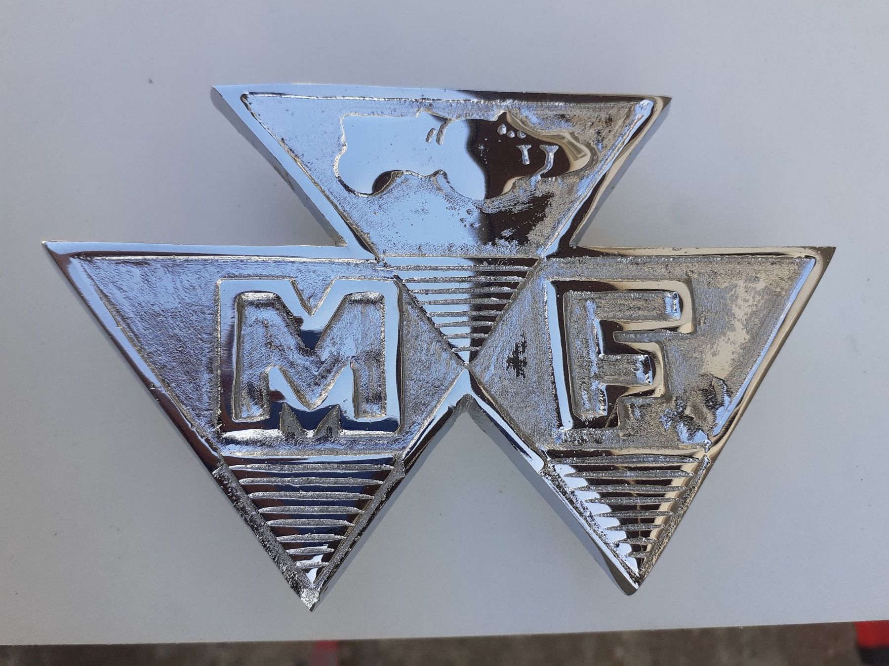 Massey Ferguson Trattori: MF-Frontemblem – Nuovo e nell'imballaggio originale da Rothenthurm venduto da mf-schuler