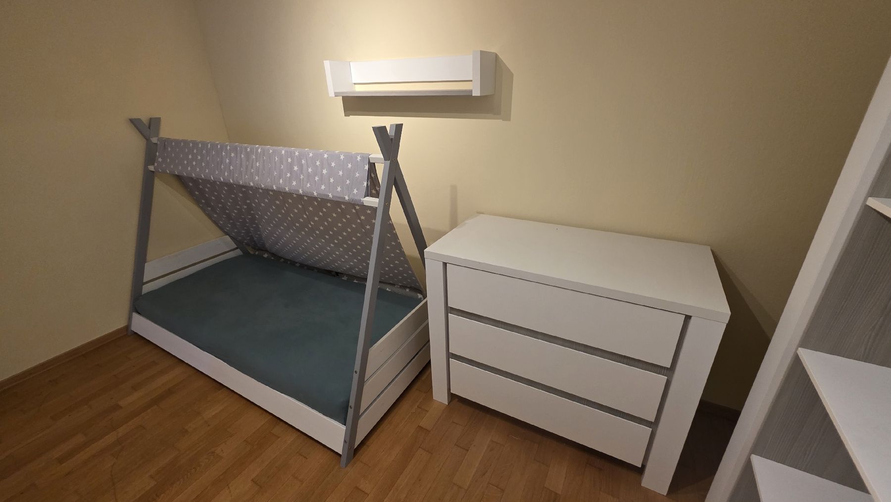 Betten: Kinderzimmer Möbel Set: Tipibett, Kommode, Regal, Wandboard – Gebraucht aus Bronschhofen von Tvboss0 3