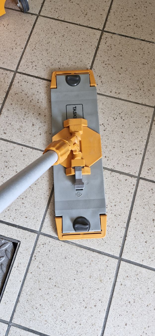 Sonstige Reinigungsgeräte: TASKI Opti Mop 30 Reinigungsset mit Wischbezug und Eimer – Gebraucht aus Baltschieder von Templa93 2