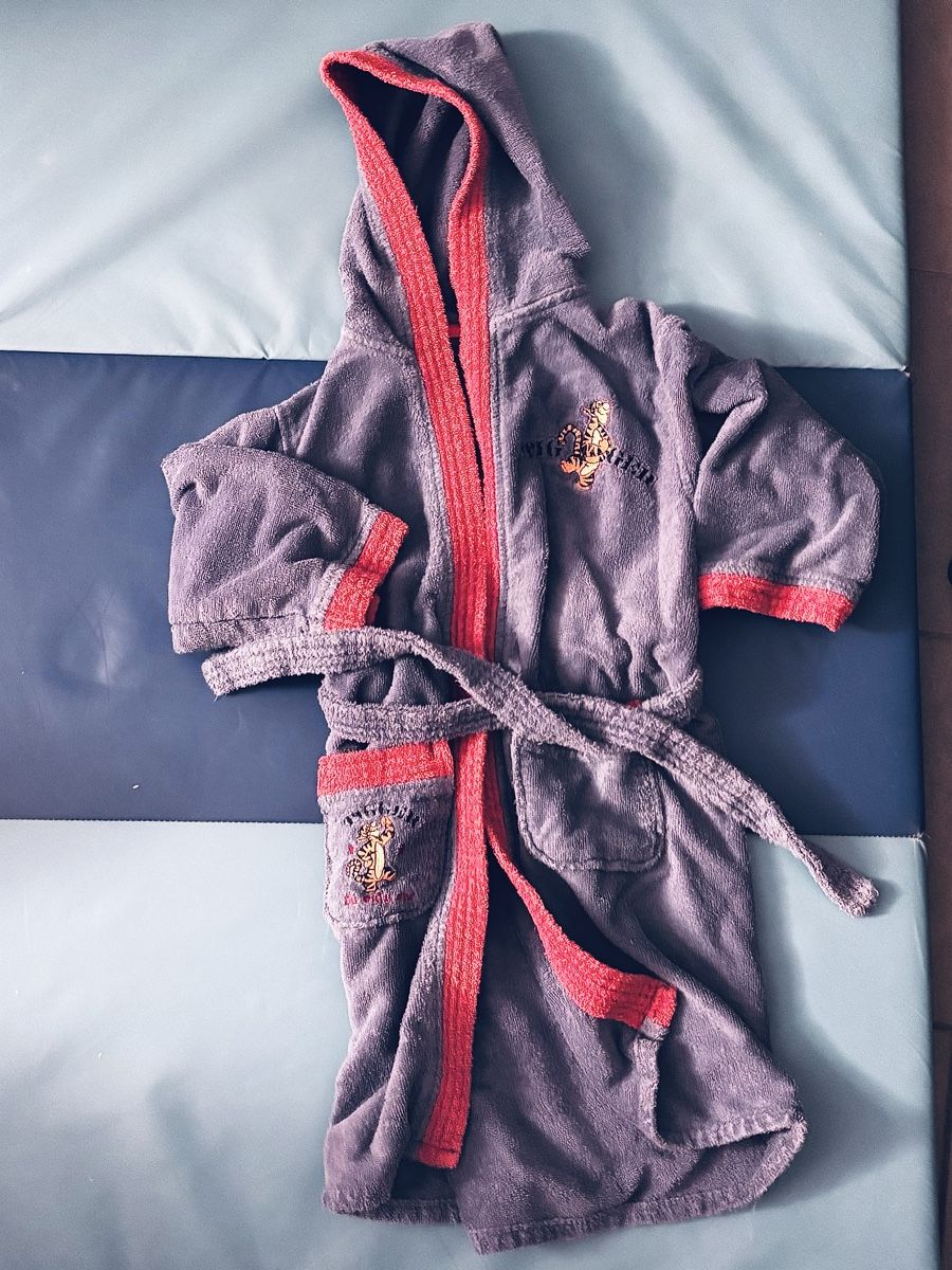 C&A Accappatoi: Blauer Bademantel C&A Disney Tigger Gr. 116/122 – Usato da Herzogenbuchsee venduto da MoLa85
