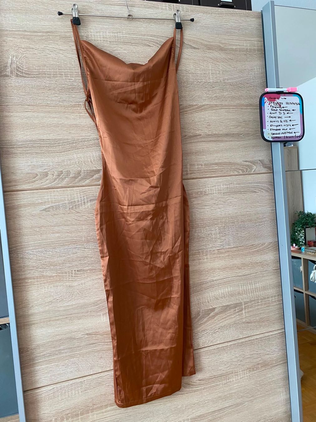 Robes: Robe midi en satin marron – Neuf (Voir description) à Montreux par Izapechee 1