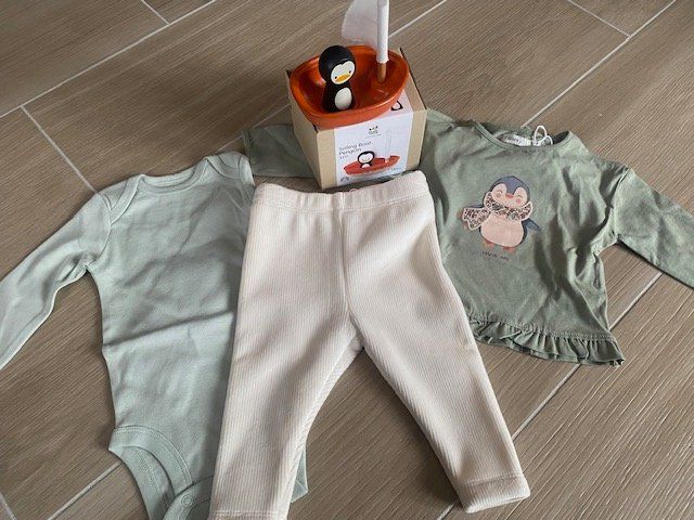 Lotti & Set di vestiti: neues Baby Geschenk Set Gr. 62/68 "Pinguin" – Nuovo (secondo la descrizione) da Staufen venduto da Nasli