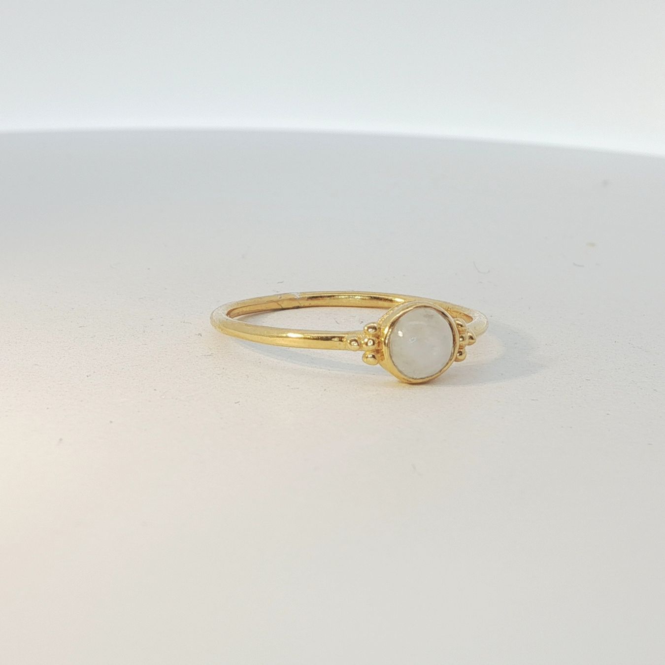 Olga Ribler Anelli: Goldiger Damenring mit Mondstein - Gr.56 – Nuovo (secondo la descrizione) da Luzern venduto da MonikaS03 1