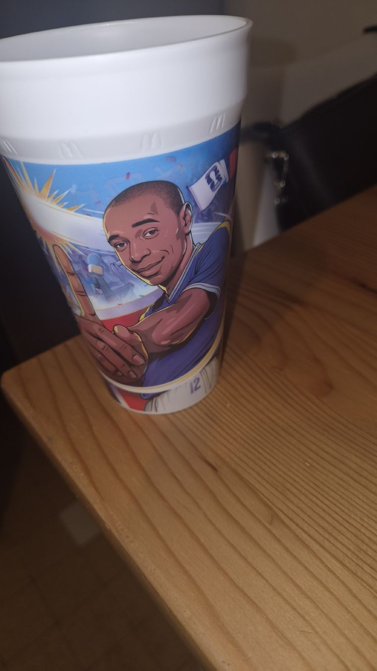 Contenitori & Simili: Becher mit Thierry Henry Motiv  – Nuovo (secondo la descrizione) da Basel venduto da gio_d9qn
