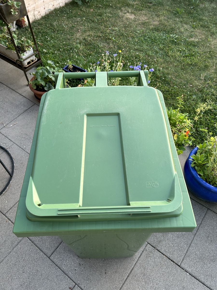 Altro per Ufficio & Commercio: Abfallcontainer Perstorp Plastic Systems mit Deckel und Räde – Usato da Lanzenhäusern venduto da vic63 2