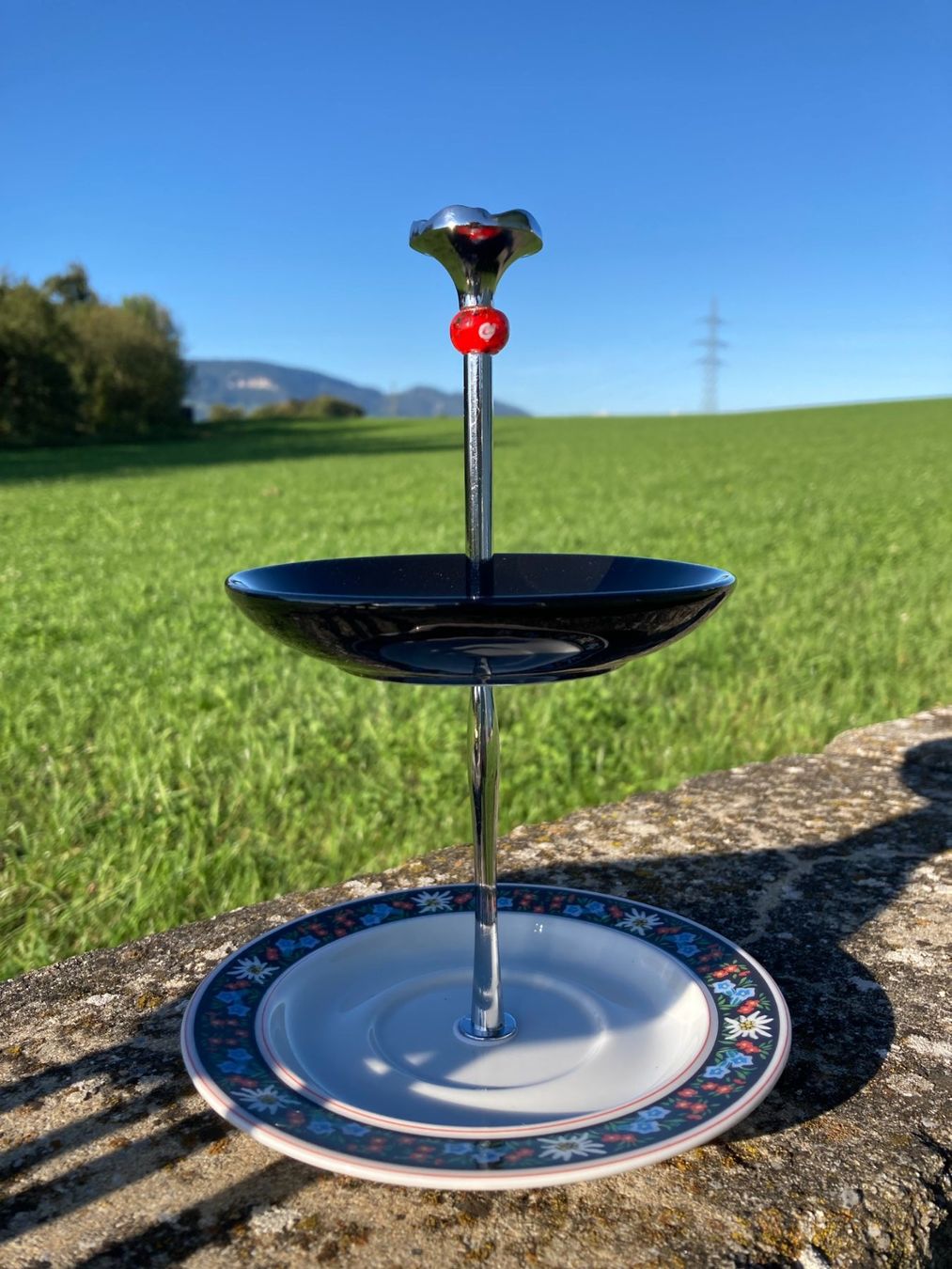 Piatti di portata: Etagere handarbeit mit Langenthal Teller und Glasbead – Usato da Subingen venduto da Etageren 1