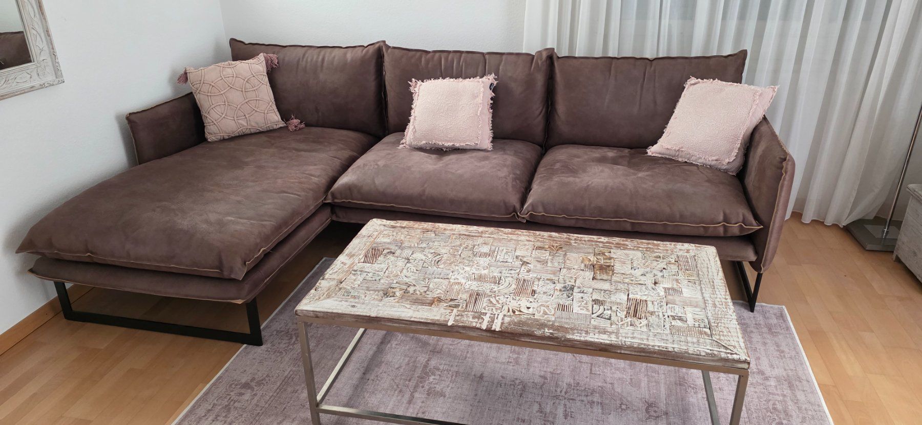 Tables: Couchtisch mit geschnitzter alter Holzplatte – D'occasion à Zürich par tabita