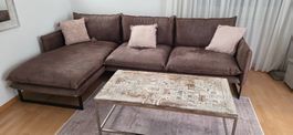 Couchtisch mit geschnitzter alter Holzplatte