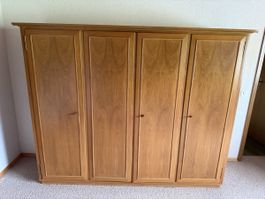 Massiver Kleiderschrank aus Buchenholz