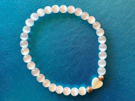 Perlenarmband mit weissen Steinen