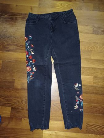 Jeans mit Blumen