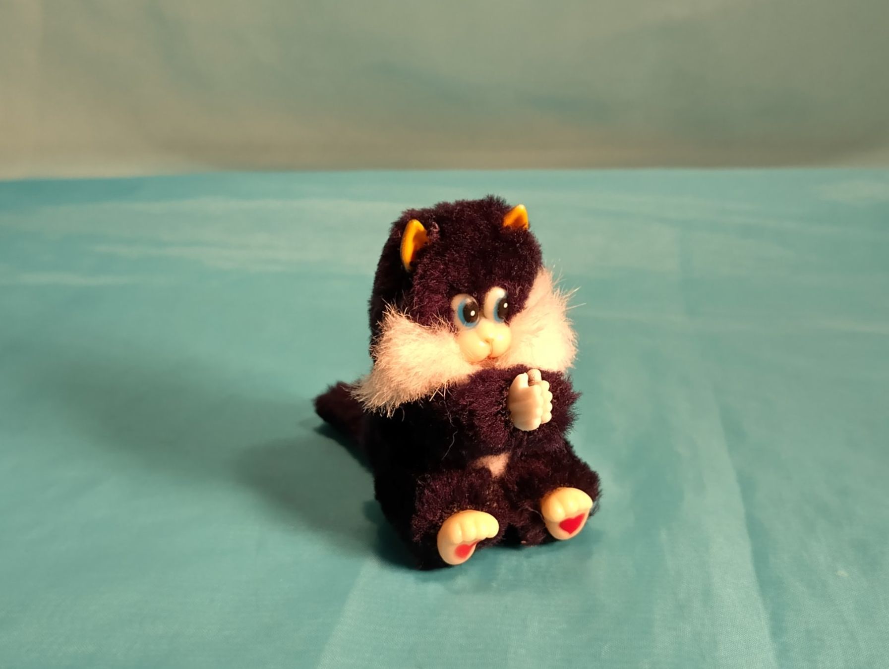 Spielzeuge: Schwarzweisse Klemmkatze, Plüsch – Neu (gemäss Beschreibung) aus Bellach von JingleCherry