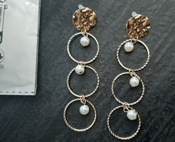 Très jolie paire de boucles d'oreille dorées et perles