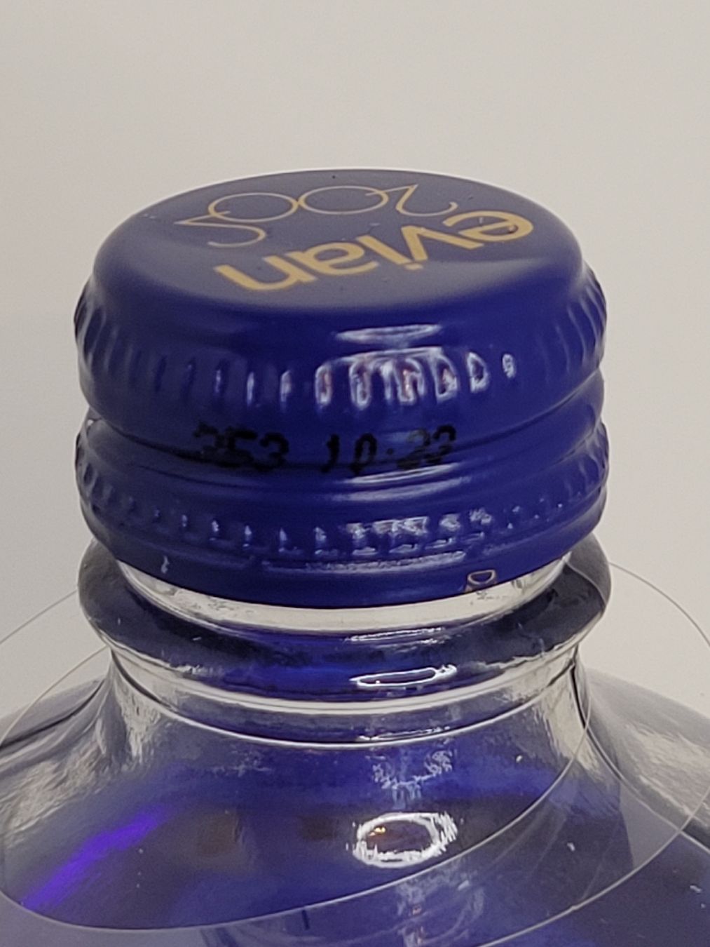 Altro in Stoviglie & Bicchieri: Bouteille collection Evian 2002 – Nuovo e nell'imballaggio originale da Rocourt venduto da PapyCH 1
