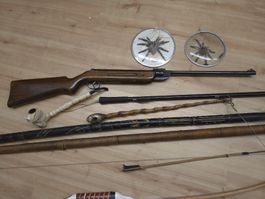 Exotische Sammlung: Speer, Bogen, Pfeil, Luftgewehr, Pfeife.