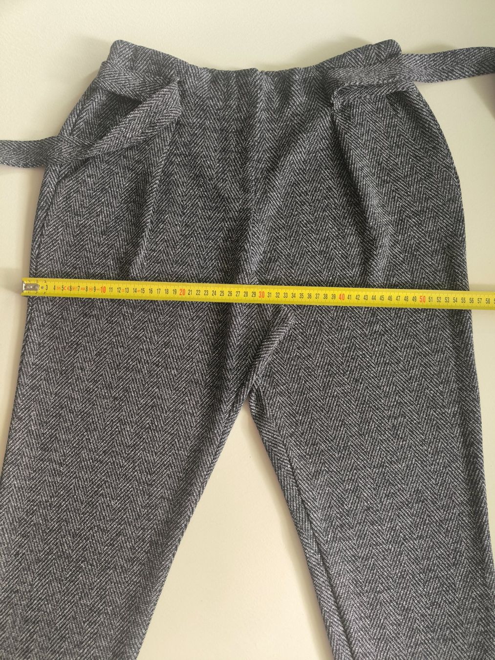 Pantaloni: Graue Hose mit Fischgrätenmuster, elastischer Bund, Größe 40 – Usato da Wallisellen venduto da C_DM 4