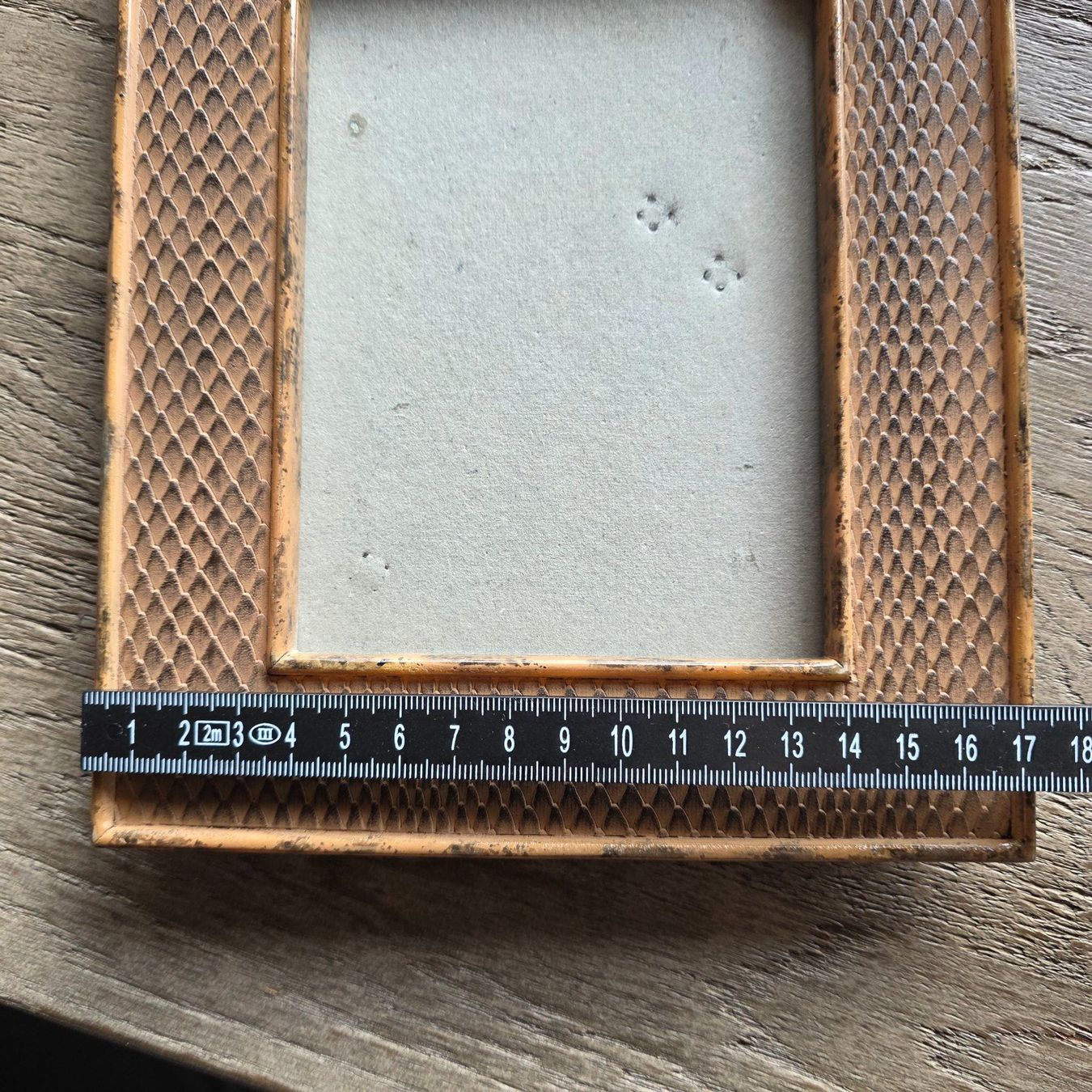 Bilderrahmen: 🐸 BILDERRAHMEN ALT HOLZ MIT RELIEF WUNDERSCHÖNES MUSTER – Gebraucht aus Môtier (Vully) von Frogs 8