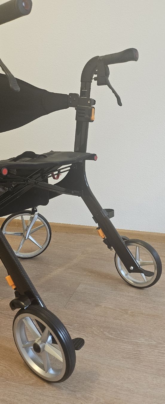 Ausili per la deambulazione: Rollator Bescomedical aus Carbon  – Usato da Basel venduto da Xanperican 3