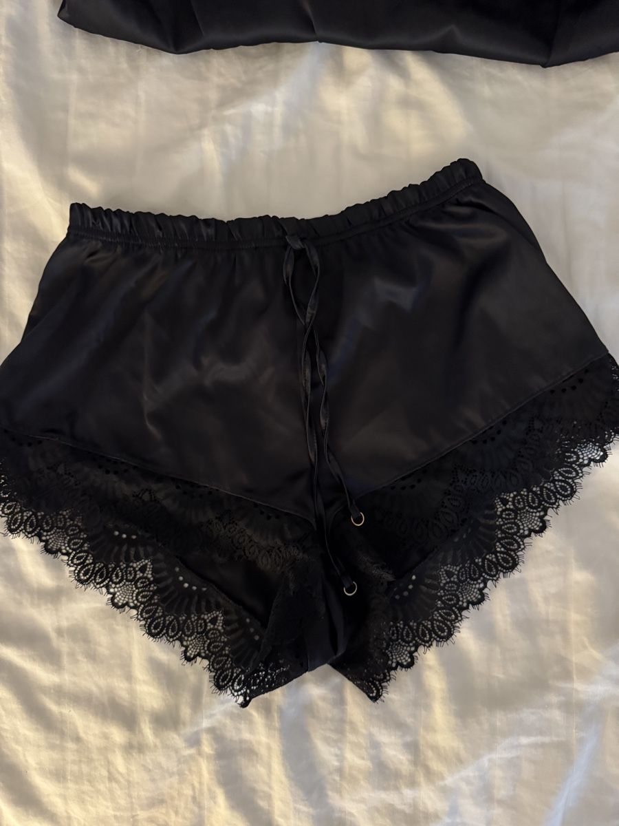 Negligees & Pigiami: Schwarzer Spitzenshorty Pyjama Set – Nuovo (secondo la descrizione) da Lützelflüh-Goldb venduto da Sonnenschein281 2
