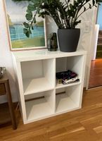 Weisses IKEA Kallax Regal mit 4 Abteilen