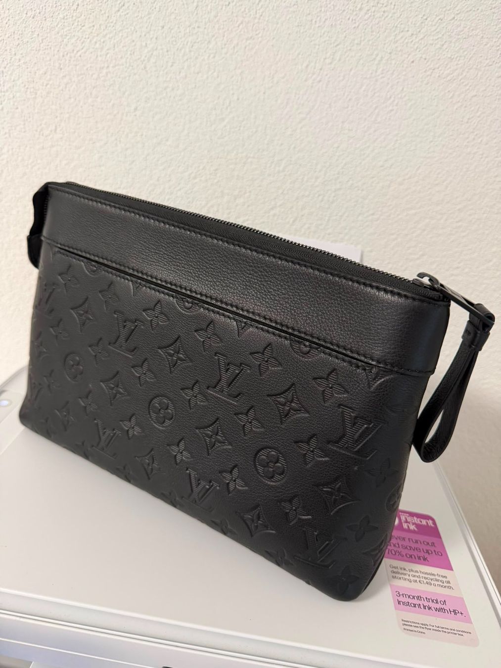 Louis Vuitton Taschen: Louis Vuitton Pochette Voyage Souple - Monogram Shadow – Gebraucht aus Niederglatt ZH von ado_ffd7 2