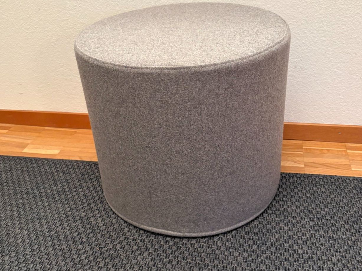 Softline Hocker: Softline Hocker hellgrau – Gebraucht aus St. Gallen von Emil53