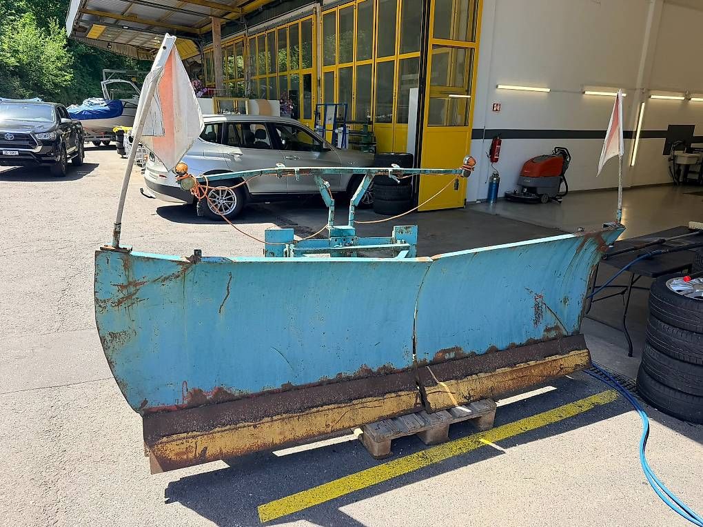 Schneeräumung: Grosser Schneepflug / Schneeschild  – Gebraucht aus Baar von Fahrzeug-Technik-neu