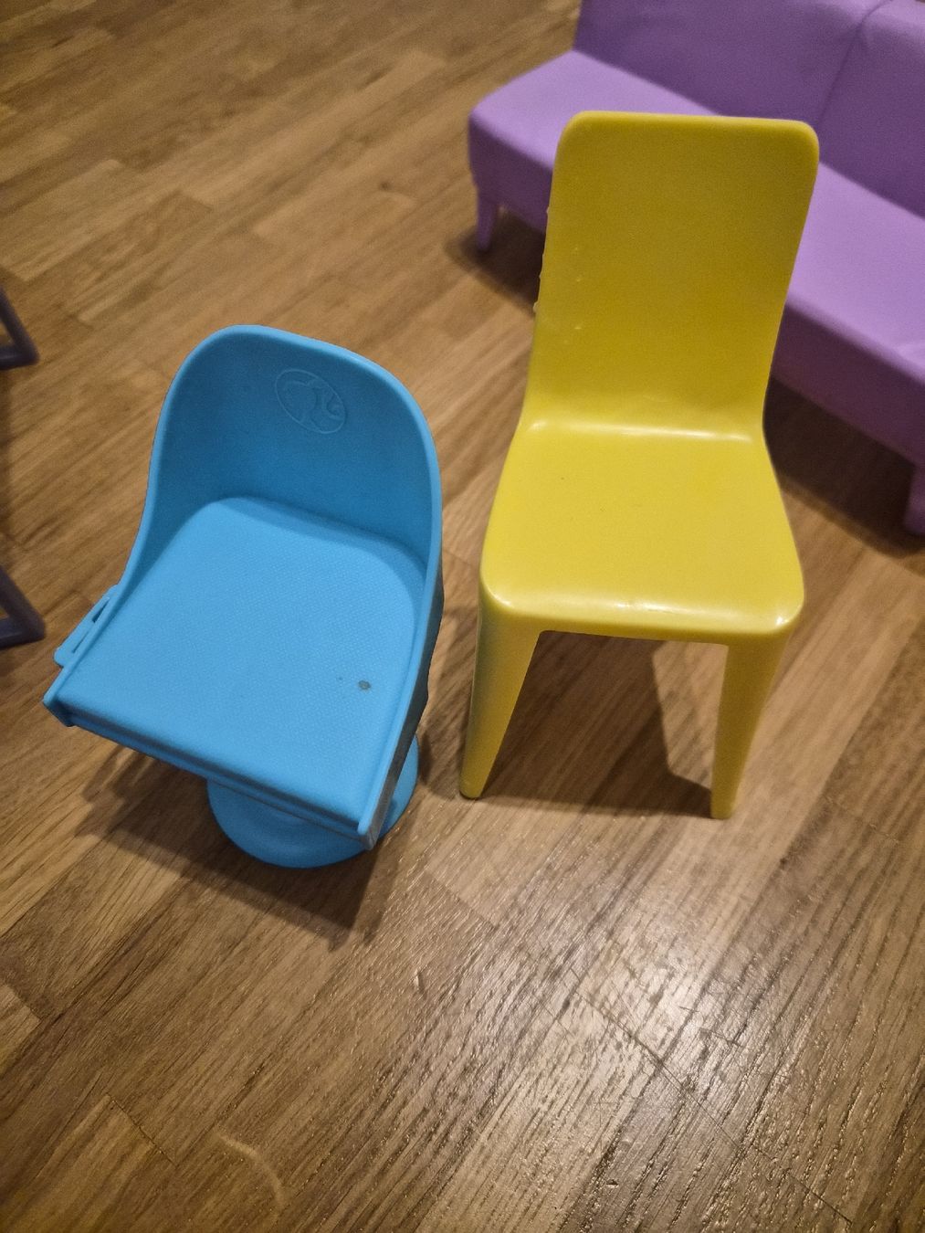 Spielzeuge: tavolo, sedie e divano  – Gebraucht aus Reinach BL von Glitterlol 2