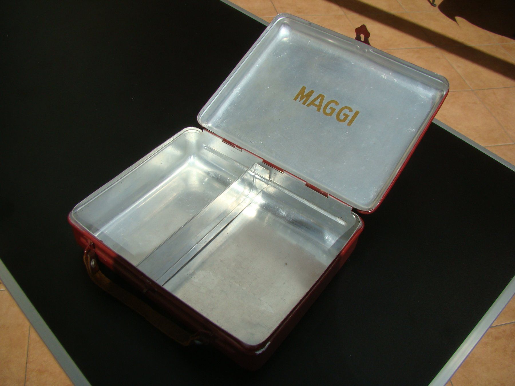 Tutte le decorazioni: alte wunderschöne  MAGGI Blechdose in Form eines mini Koffer – Usato da Walzenhausen venduto da Vanquish711 1