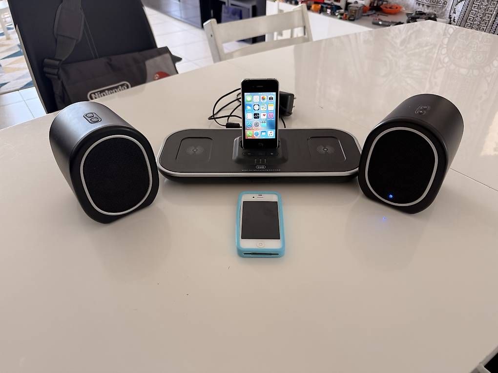 Dockingstation: Dockingstation mit Bluetooth Speaker & 2x iPhone  4 (8/32GB) – Gebraucht aus Hildisrieden von Frentz 4
