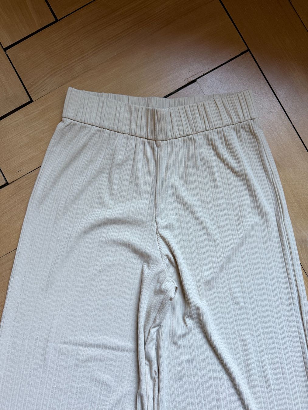 Monki Hosen: MONKI - Culotte Hose beige fliessend S – Gebraucht aus Zürich von Diazaio 1