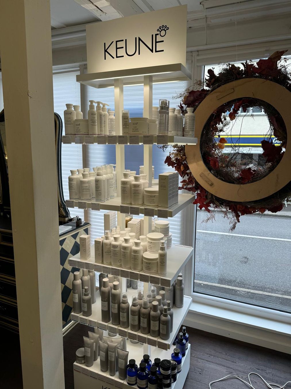 Prodotti per capelli: Keune Produkte-Ständer – Nuovo (secondo la descrizione) da Blauen venduto da Casi7
