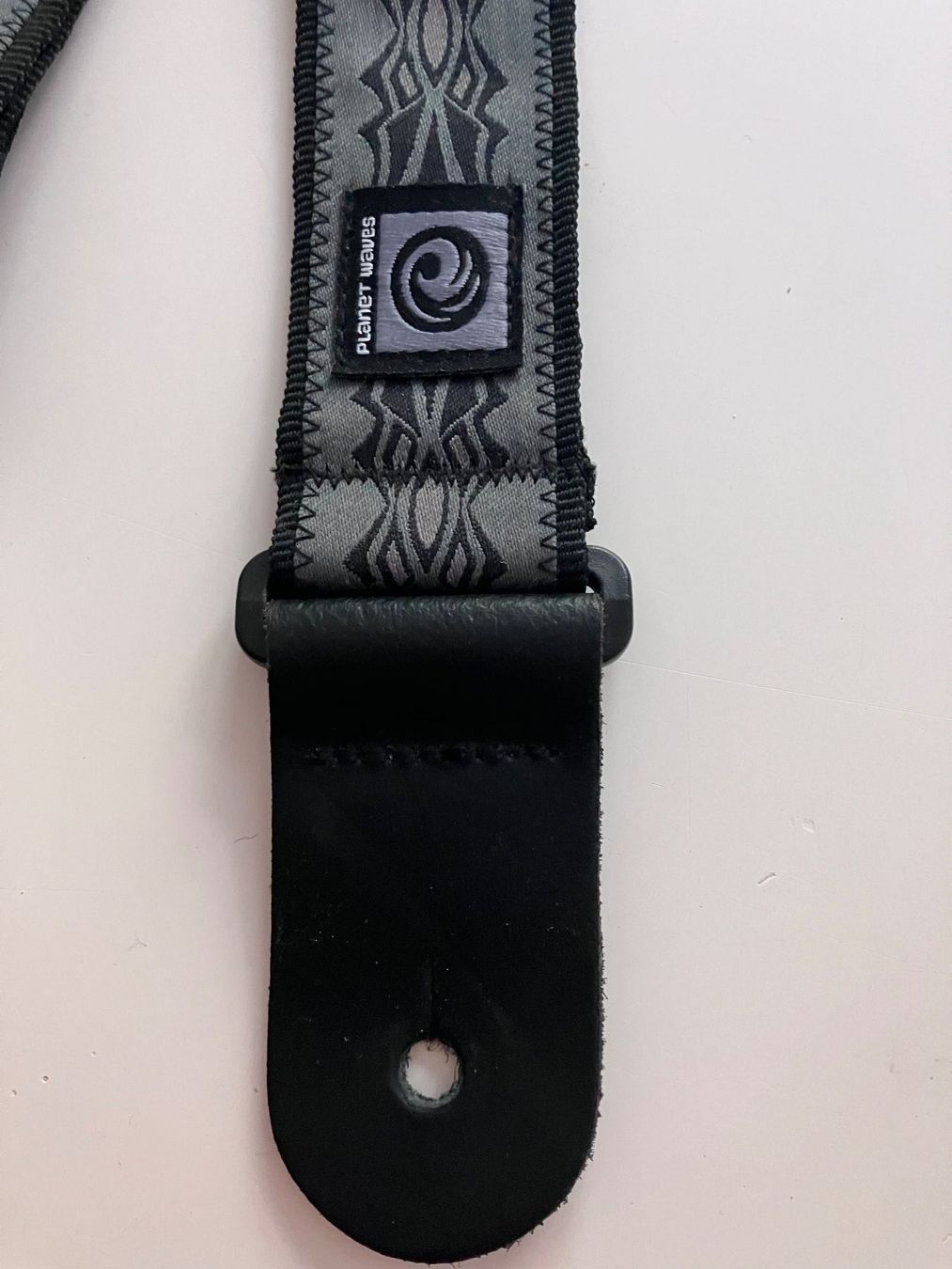 Musikinstrumente: Planet Waves E-Gitarrengurt Tribal Style grau/schwarz – Gebraucht aus Luzern von Madvibe 2