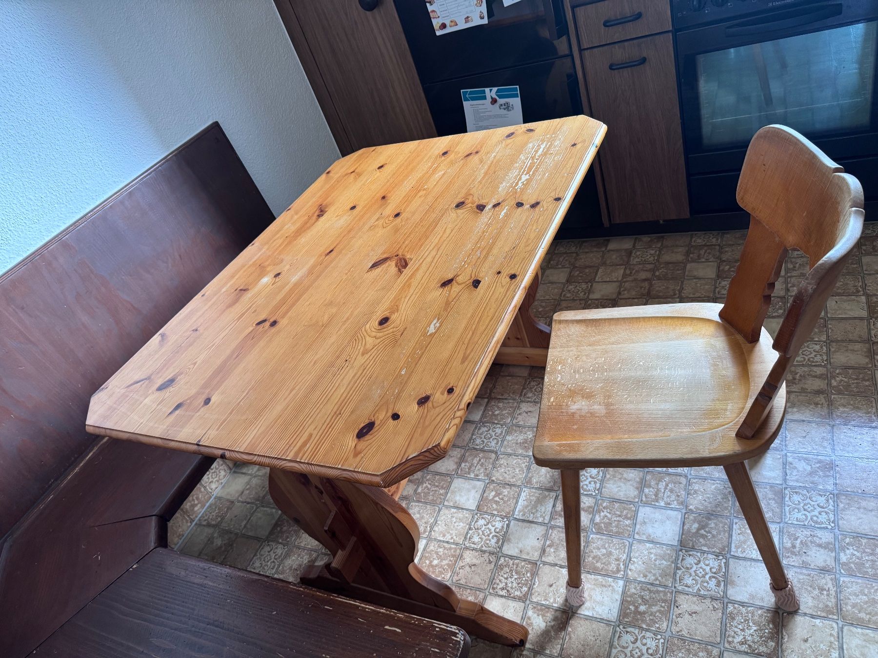 Tables: stabiler Holztisch mit Stuhl – D'occasion à Uster par flug_fisch