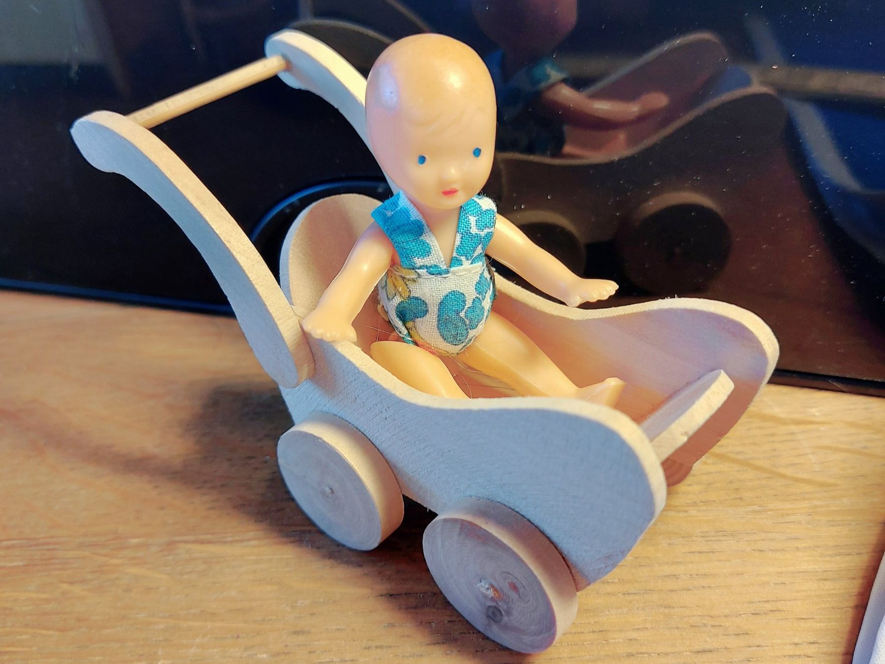 Puppenhäuser & -möbel: Puppenstuben Wagen mit Puppe – Gebraucht aus Schlieren von