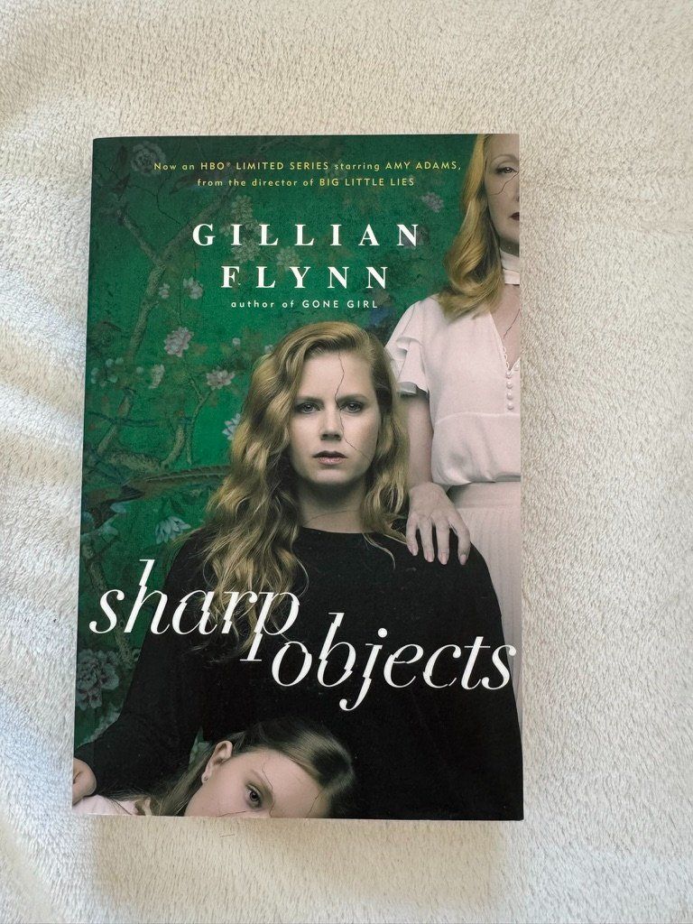 Bücher: Livre Sharp Objects de Gillian Flynn – Gebraucht aus Sugiez von Azeros