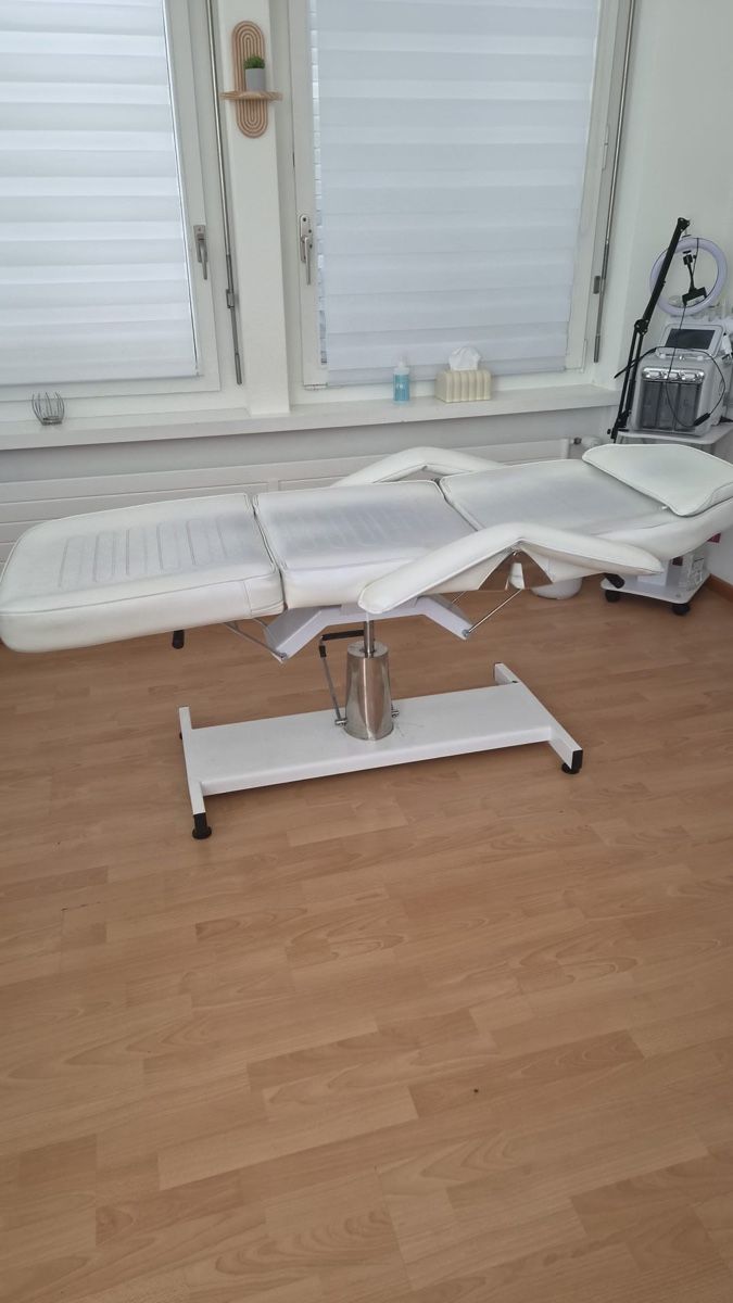 Lettini & sedie per cosmetici: Kosmetikliege weiss – Usato da Winterthur venduto da Bursa.16
