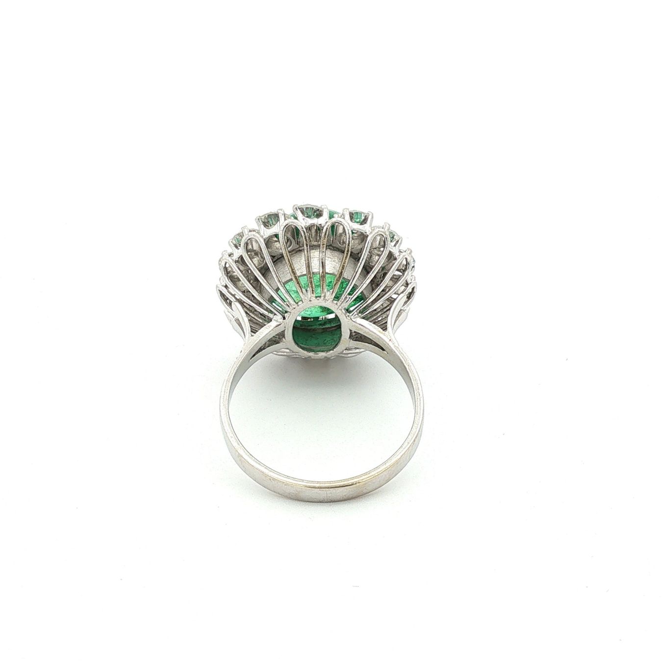 Anelli: SMARAGD RING MIT DIAMANT ENTOURAGE IN 585 WEISSGOLD – Usato da Luzern venduto da EdiGem 8